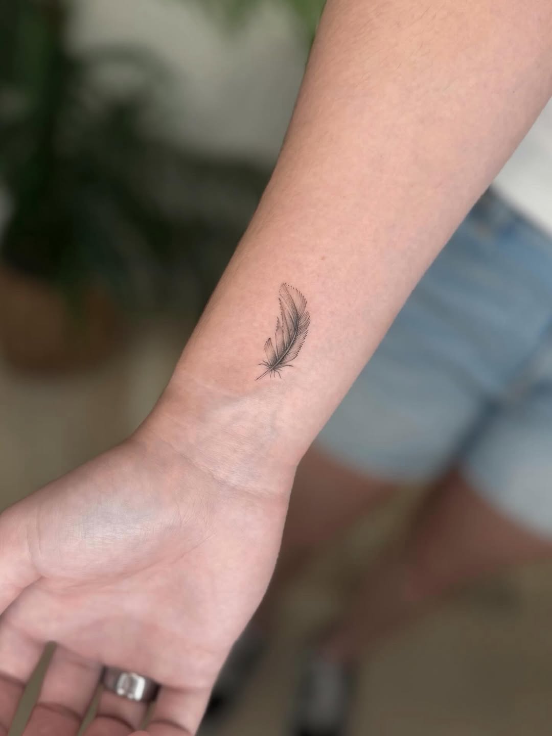 28 Feather Tattoo Ideas 2026: Elegant Designs, Symbolism, and Timeless Inspiration