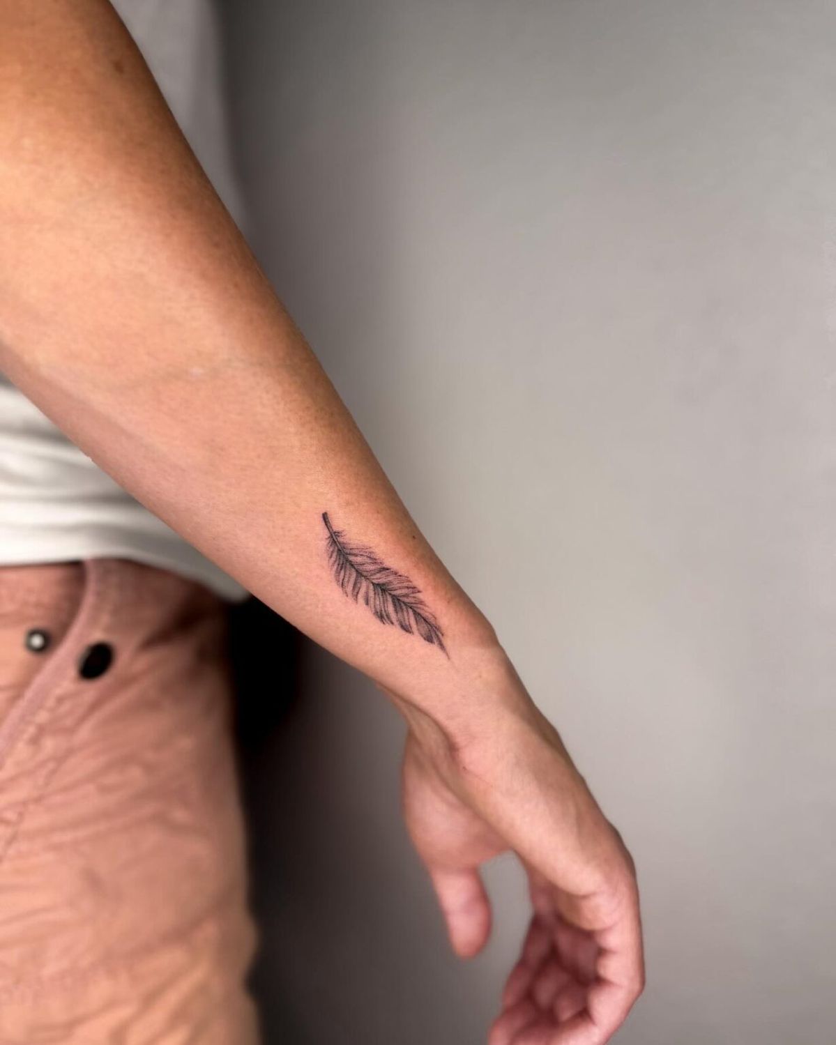 28 Feather Tattoo Ideas 2026: Elegant Designs, Symbolism, and Timeless Inspiration