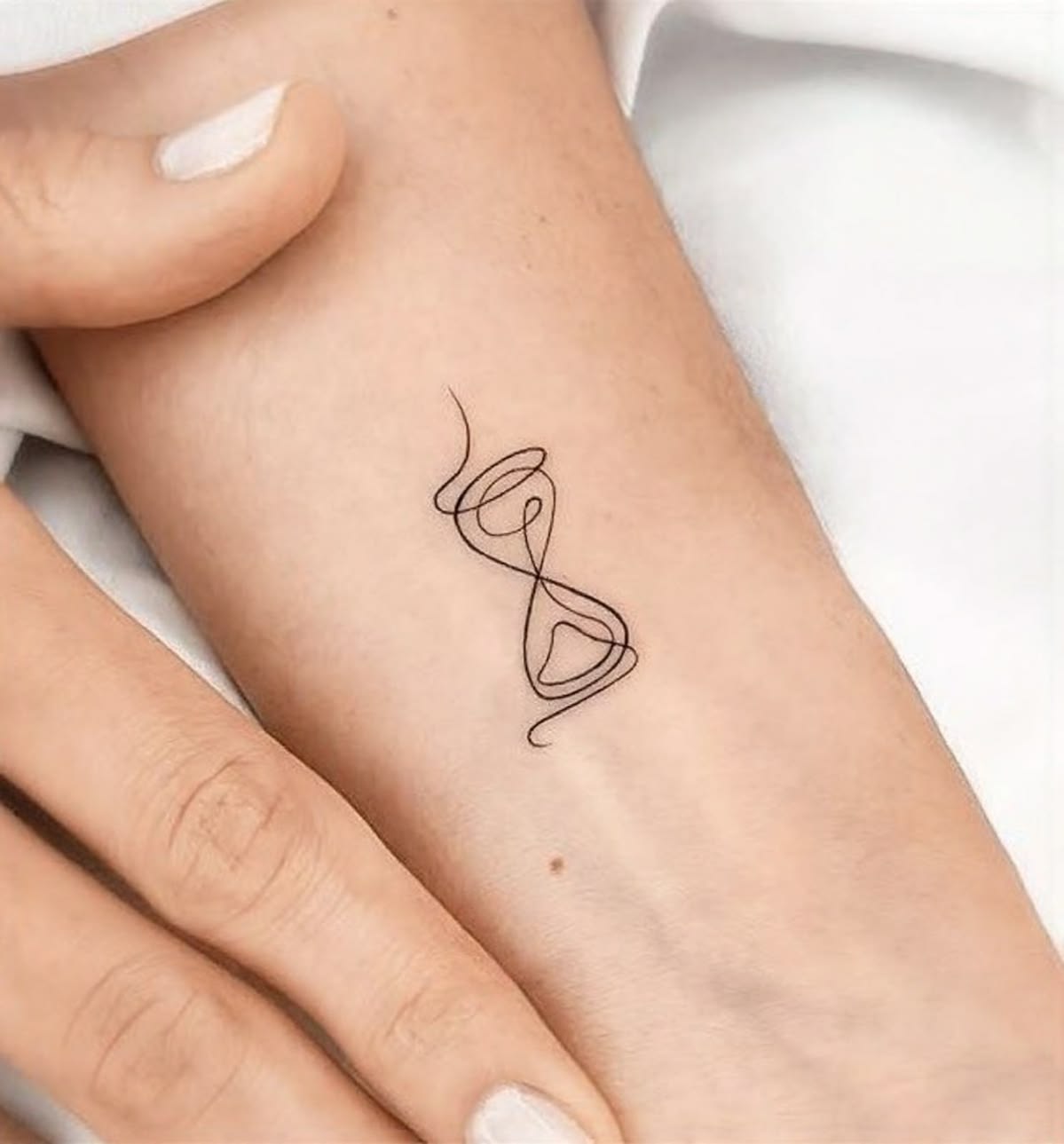 27 Hourglass Tattoo Ideas 2026: Timeless Designs That Turn Every Second Into Art