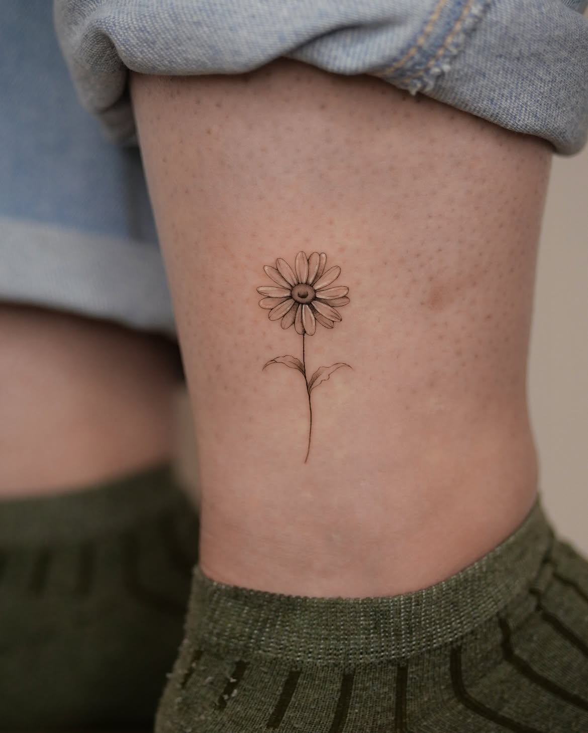 29 Daisy Tattoo Ideas 2026: Beautiful Designs Full of Meaning, Simplicity, and Timeless Charm