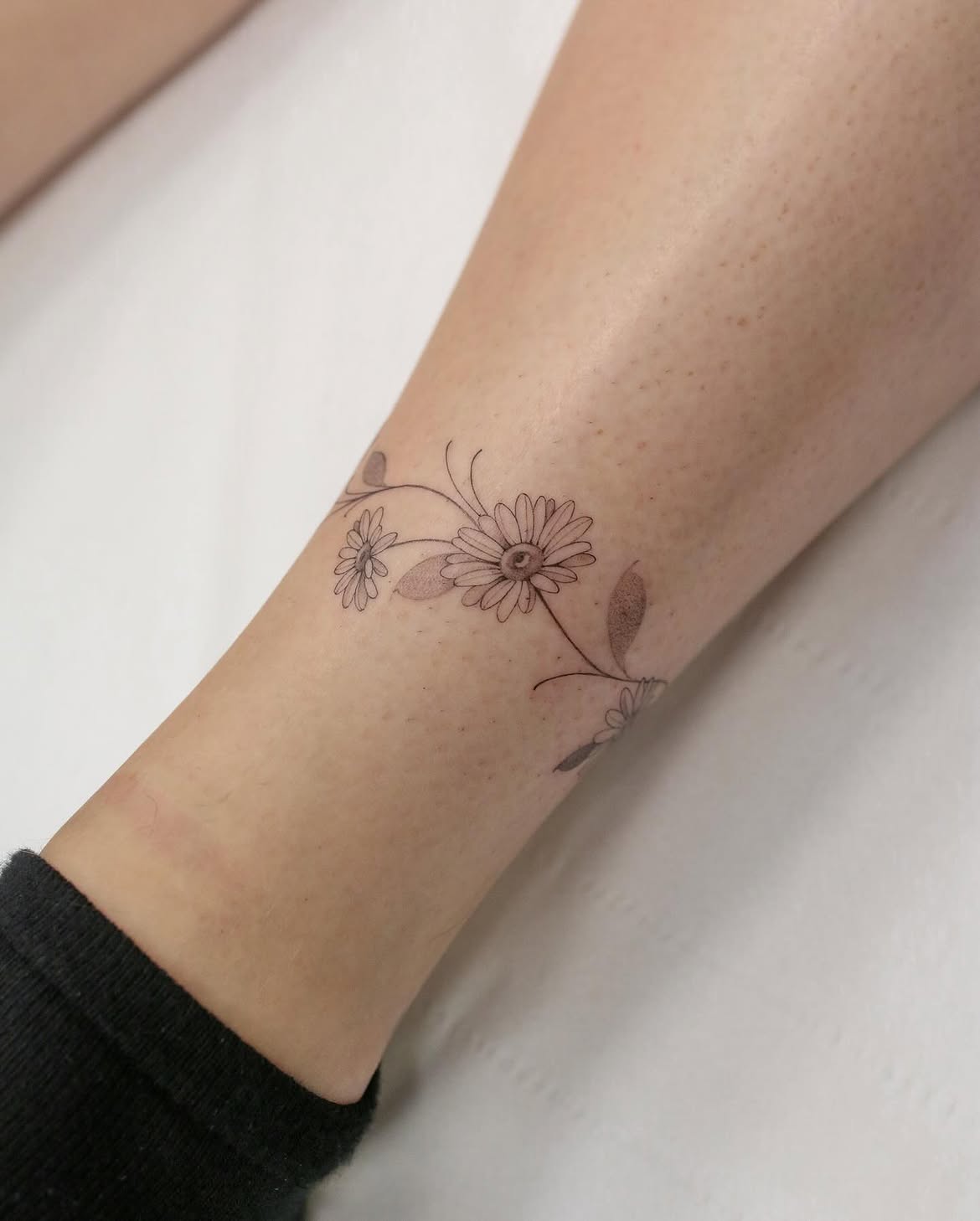 29 Daisy Tattoo Ideas 2026: Beautiful Designs Full of Meaning, Simplicity, and Timeless Charm