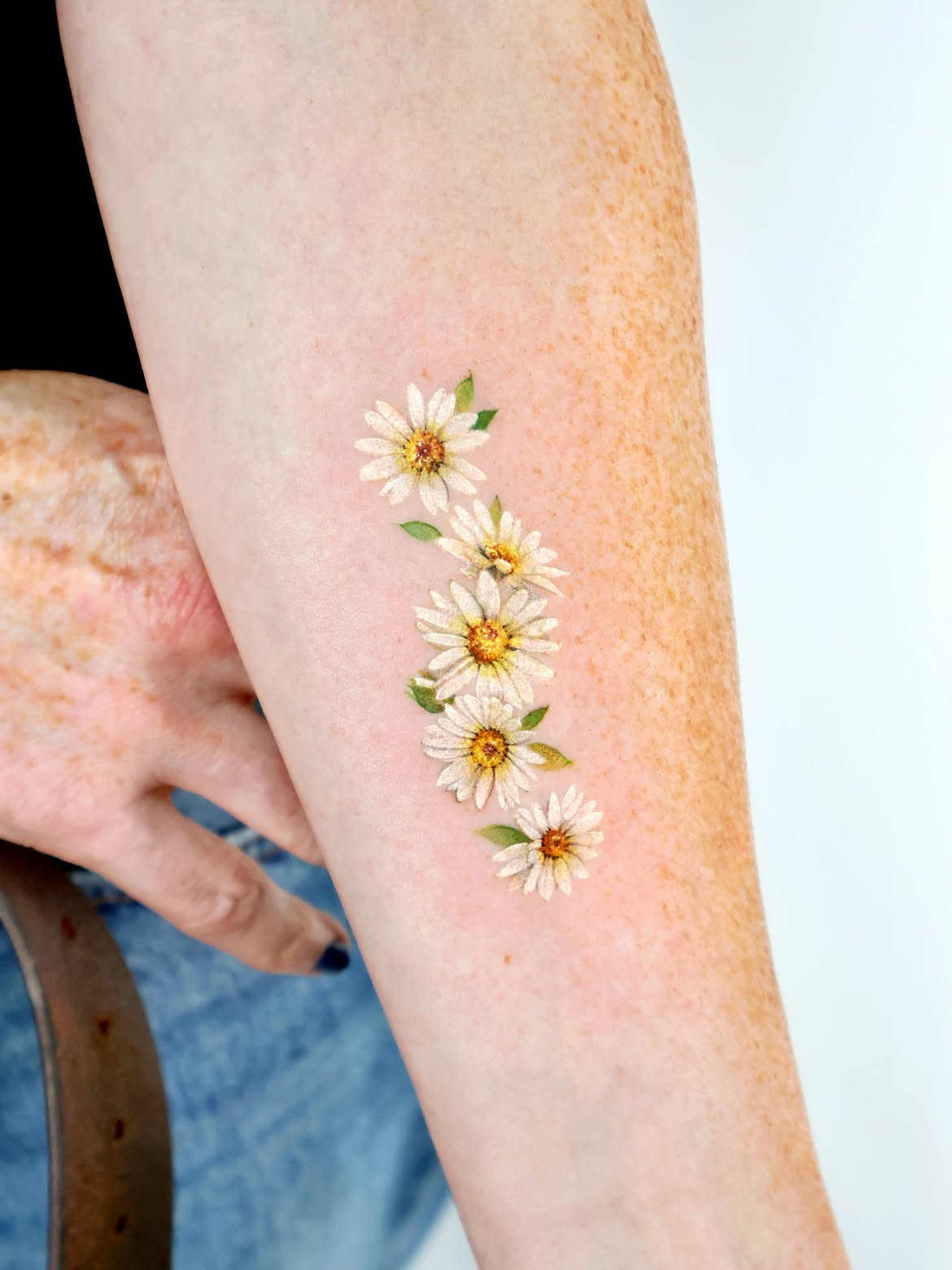29 Daisy Tattoo Ideas 2026: Beautiful Designs Full of Meaning, Simplicity, and Timeless Charm