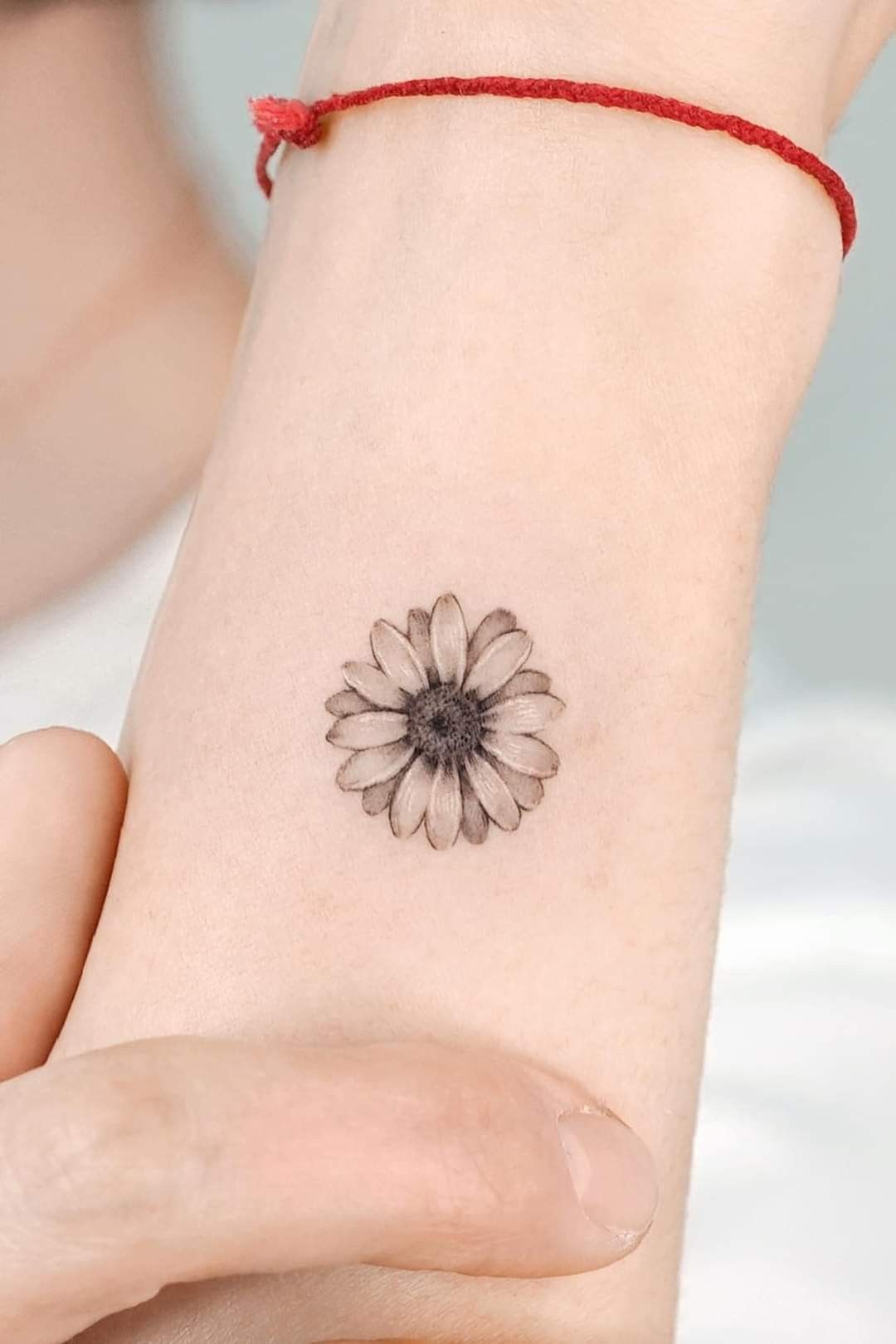 29 Daisy Tattoo Ideas 2026: Beautiful Designs Full of Meaning, Simplicity, and Timeless Charm