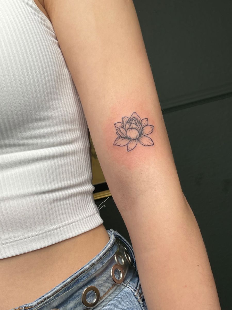 28 Water Lily Tattoo Ideas 2026: Beautiful Fine Line, Color and Japanese Designs