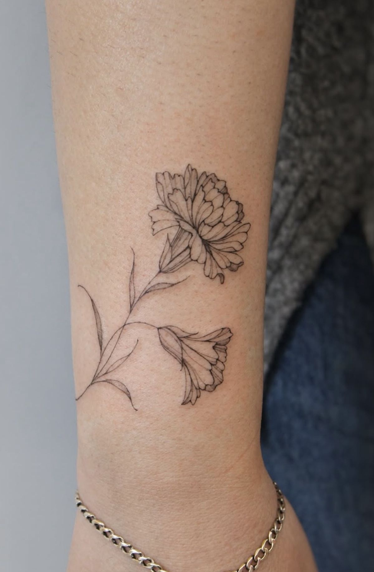 28 Carnation Tattoo Ideas 2026: Delicate Florals, Fine Lines, and Rich Red Ink
