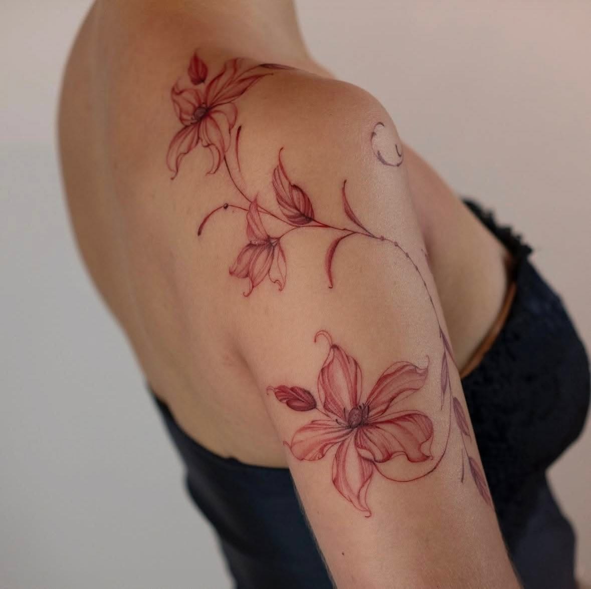 28 Red Ink Tattoo Ideas 2026: Fine Line Florals, Back Pieces and Feminine Designs