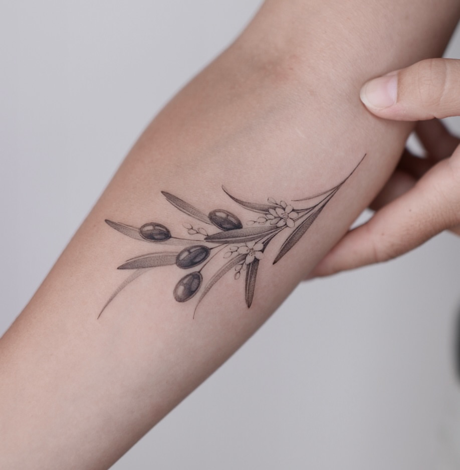 31 Olive Branch Tattoo Ideas 2026: Fine Line, Dainty and Meaningful Designs