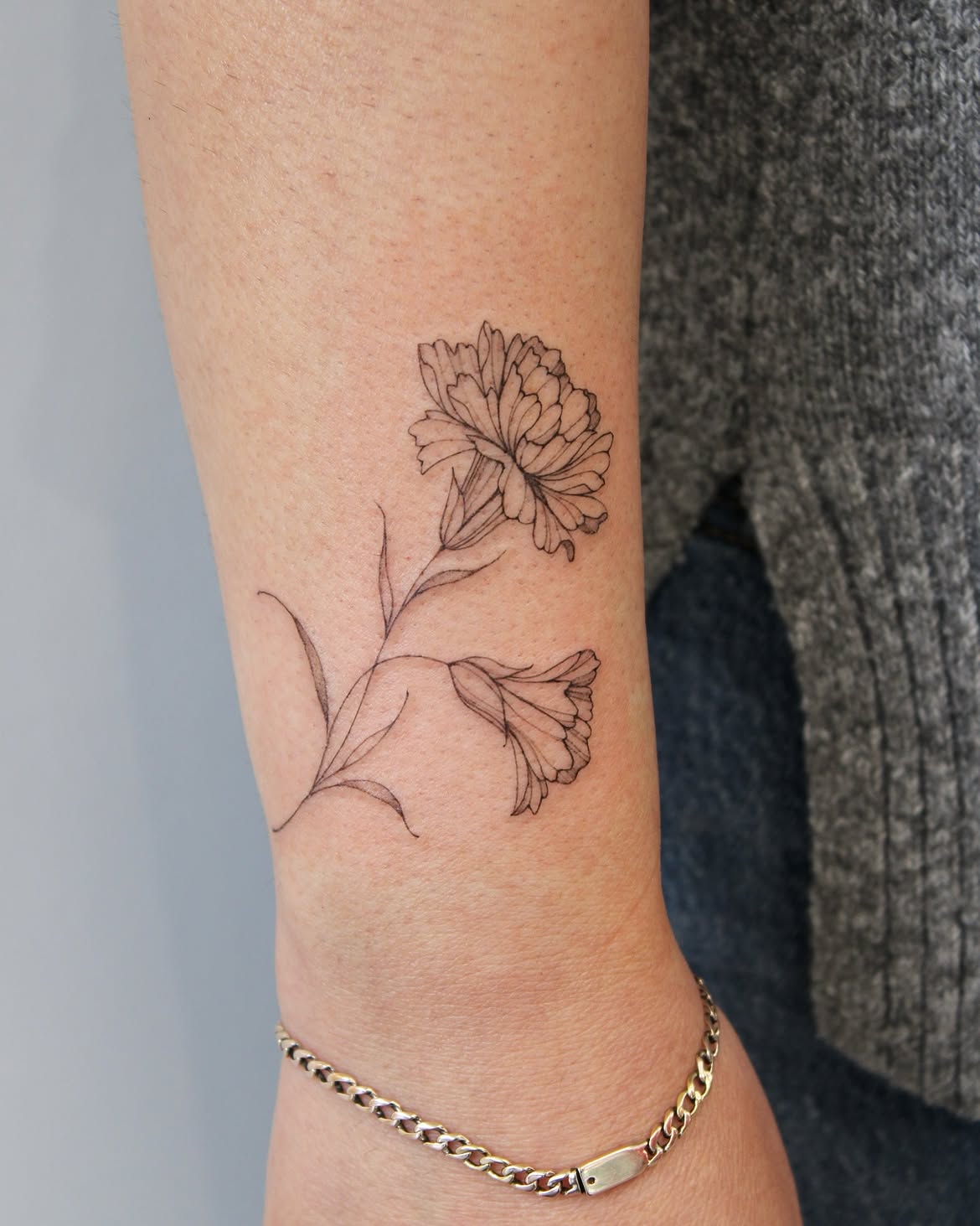 28 Carnation Tattoo Ideas 2026: Delicate Florals, Fine Lines, and Rich Red Ink