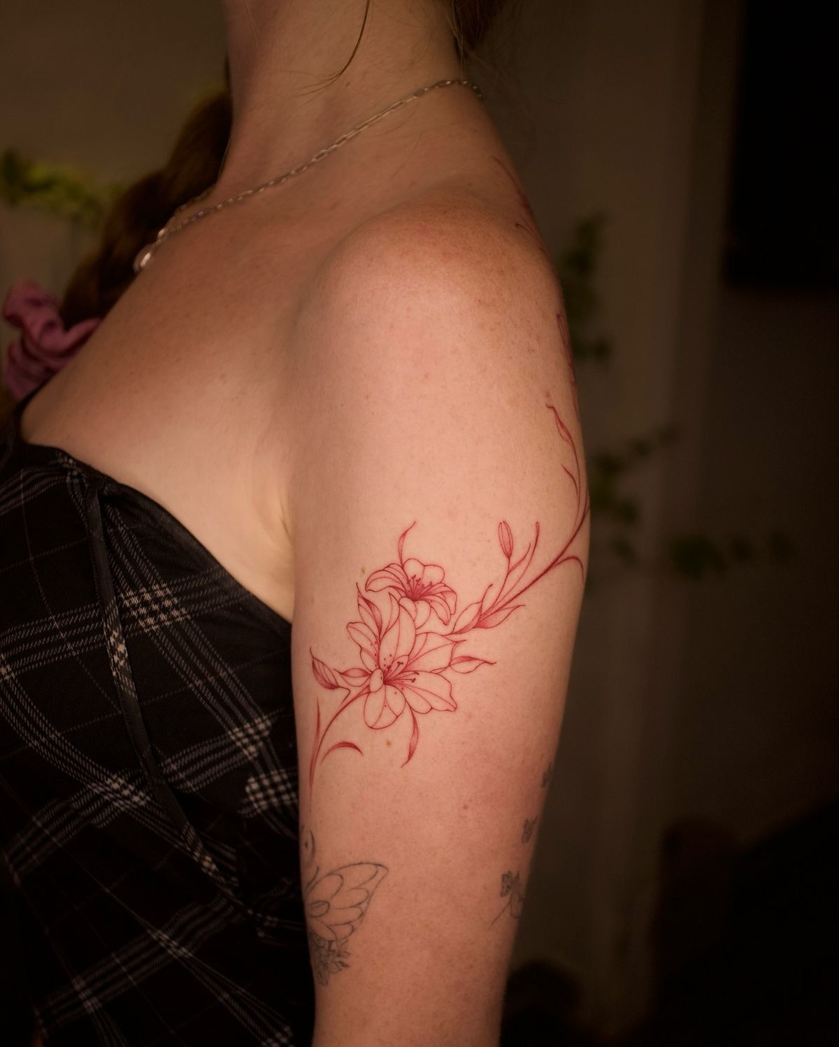 28 Red Ink Tattoo Ideas 2026: Fine Line Florals, Back Pieces and Feminine Designs