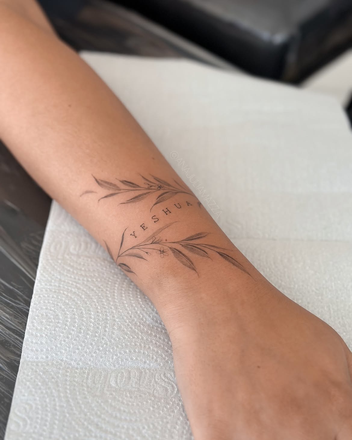 32 Wrist Tattoo Ideas 2026: Fine-Line, Floral and Wrap-Around Designs Worth Saving