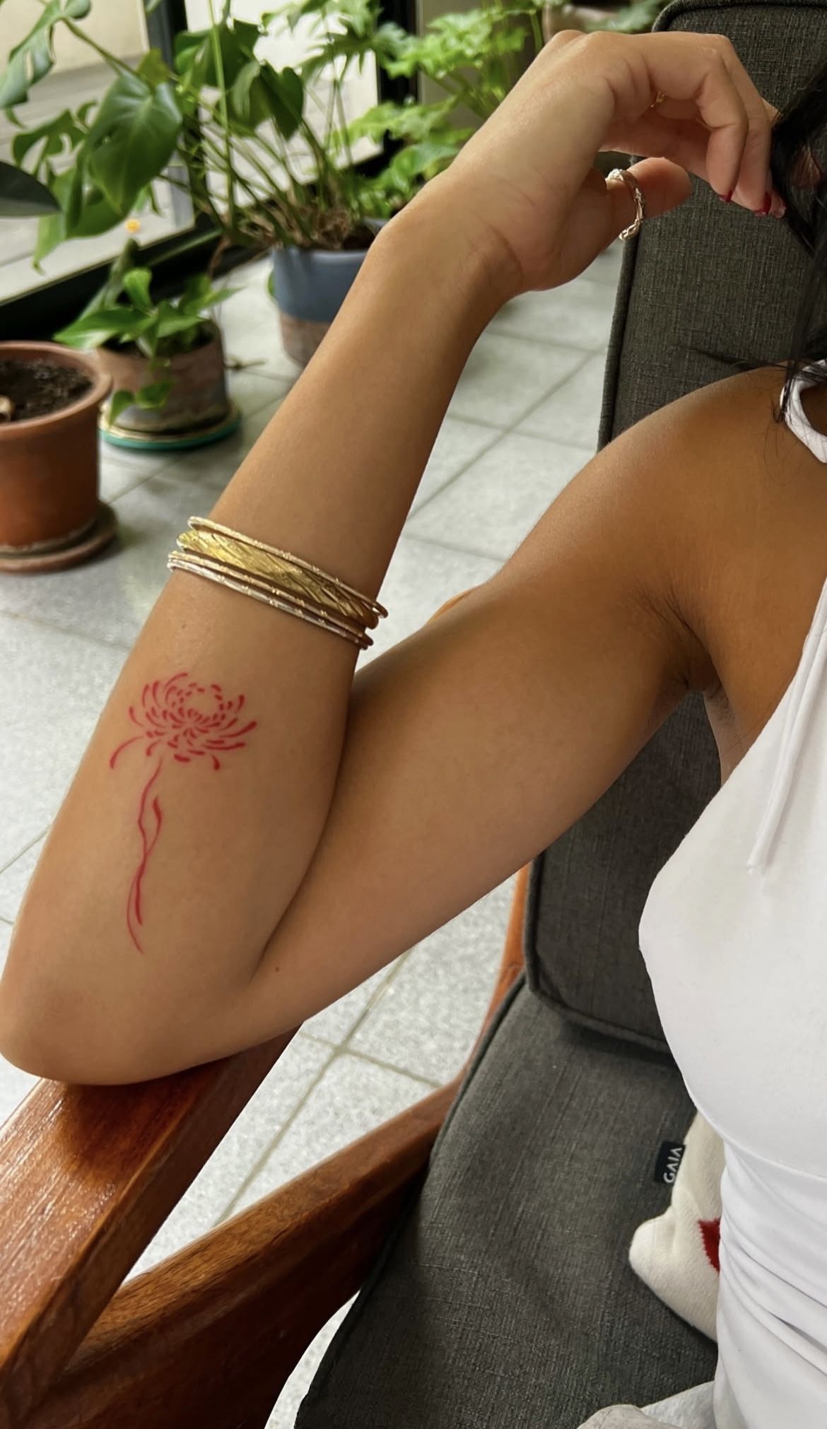 28 Red Ink Tattoo Ideas 2026: Fine Line Florals, Back Pieces and Feminine Designs