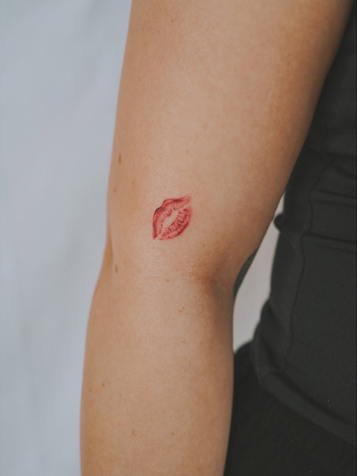28 Red Ink Tattoo Ideas 2026: Fine Line Florals, Back Pieces and Feminine Designs