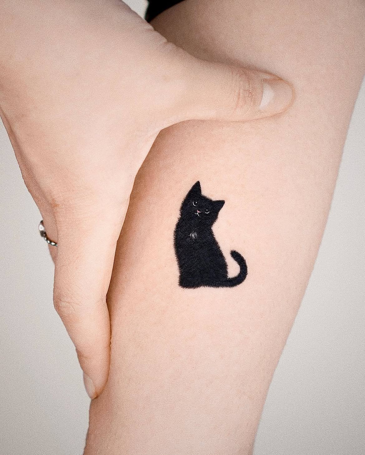 27 Black Cat Tattoo Ideas 2026: Playful, Minimalist and Mysterious Designs