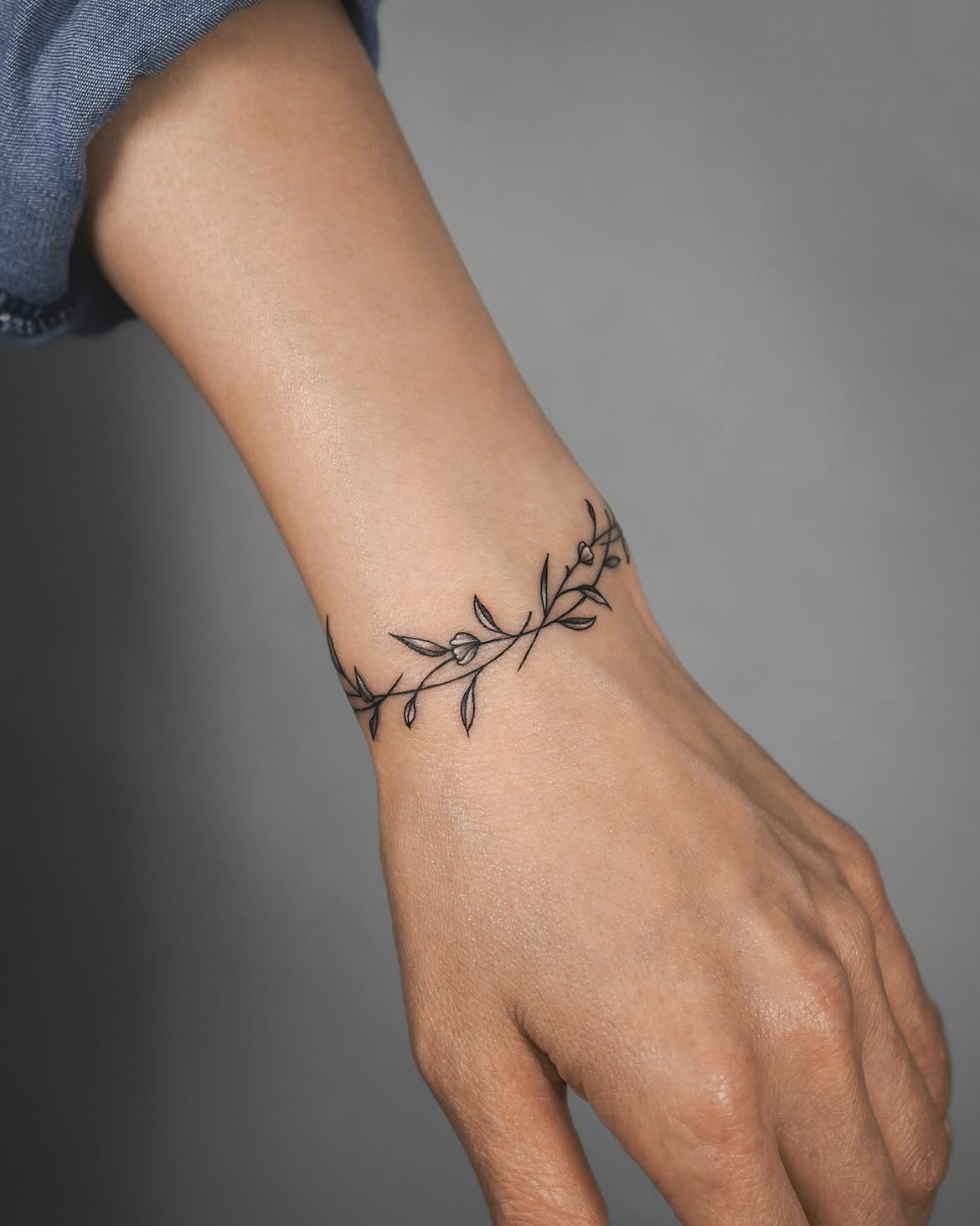 32 Wrist Tattoo Ideas 2026: Fine-Line, Floral and Wrap-Around Designs Worth Saving
