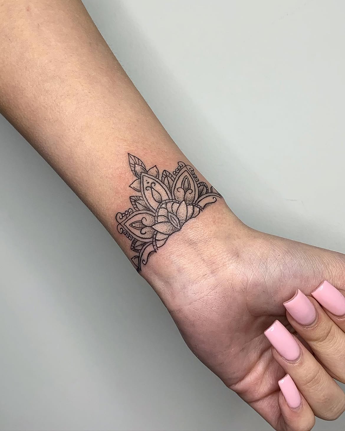32 Wrist Tattoo Ideas 2026: Fine-Line, Floral and Wrap-Around Designs Worth Saving