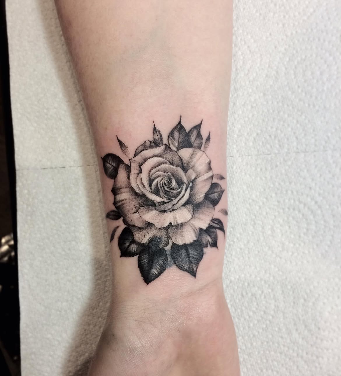 32 Wrist Tattoo Ideas 2026: Fine-Line, Floral and Wrap-Around Designs Worth Saving