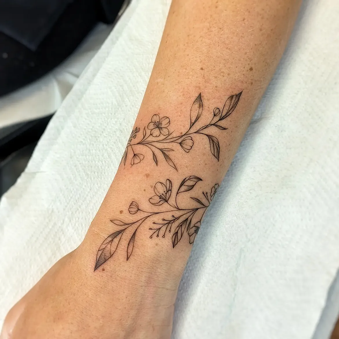 32 Wrist Tattoo Ideas 2026: Fine-Line, Floral and Wrap-Around Designs Worth Saving