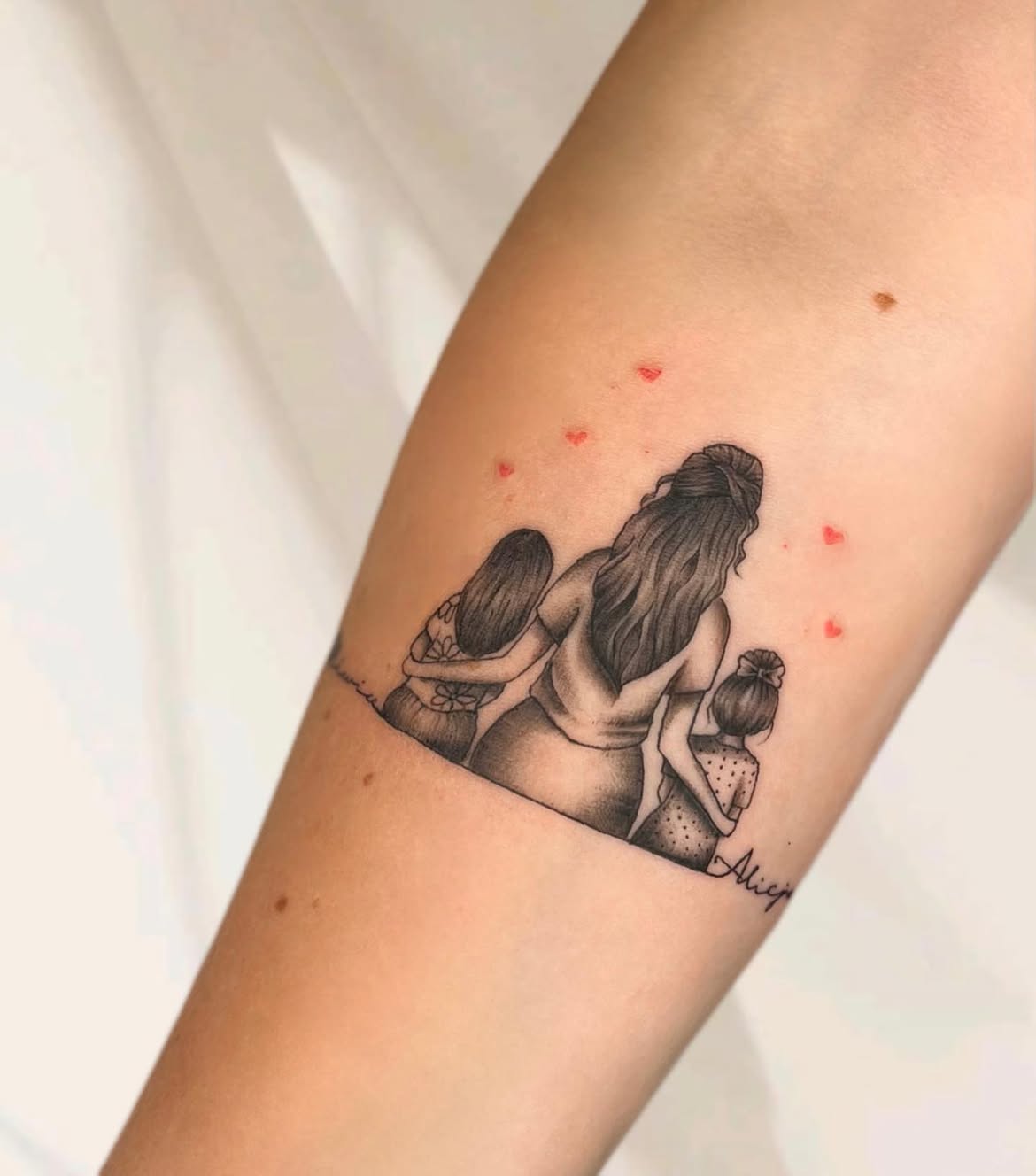 29 Mom Tattoo Ideas 2026: Meaningful Designs That Celebrate an Unbreakable Bond
