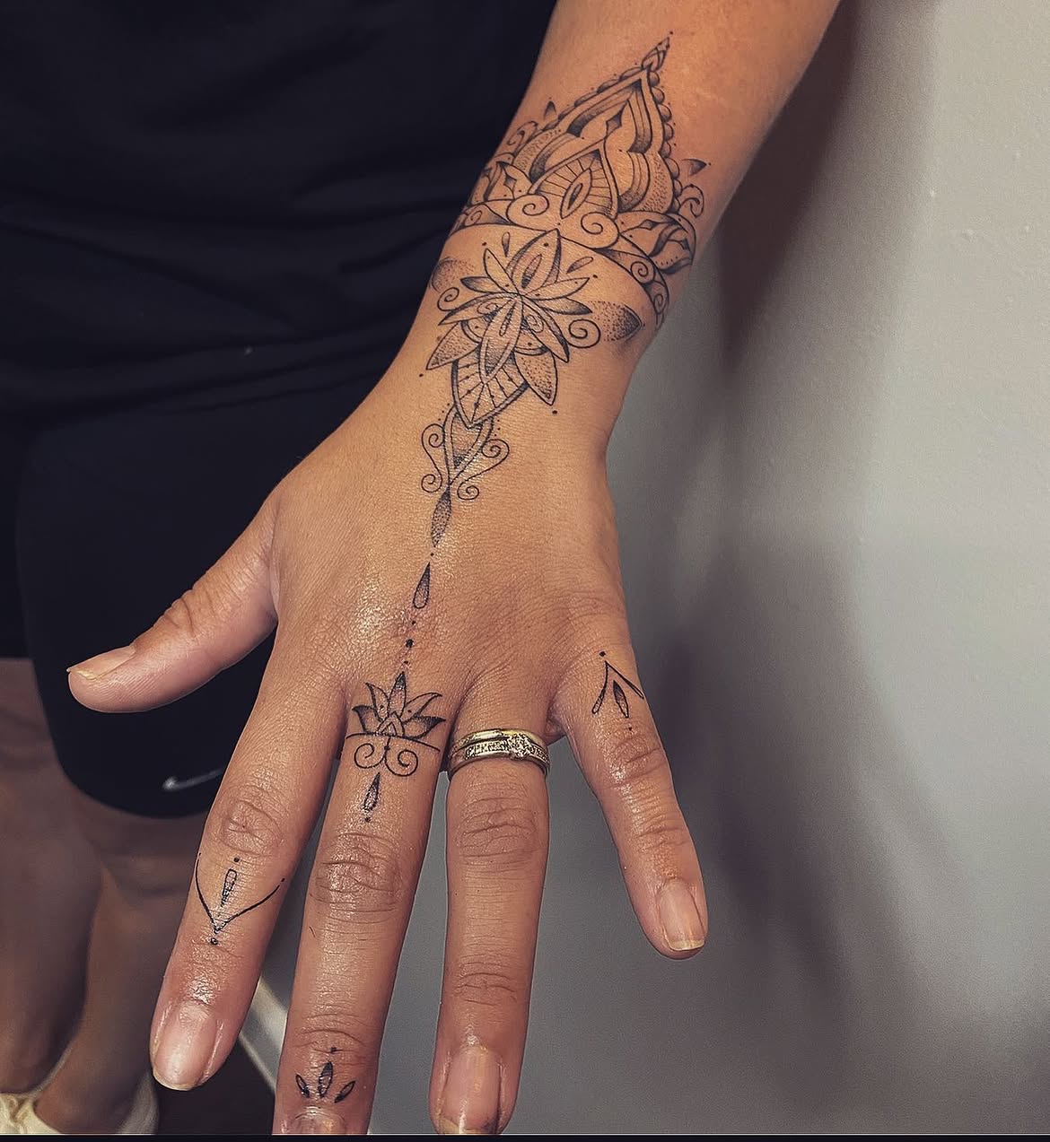 32 Wrist Tattoo Ideas 2026: Fine-Line, Floral and Wrap-Around Designs Worth Saving