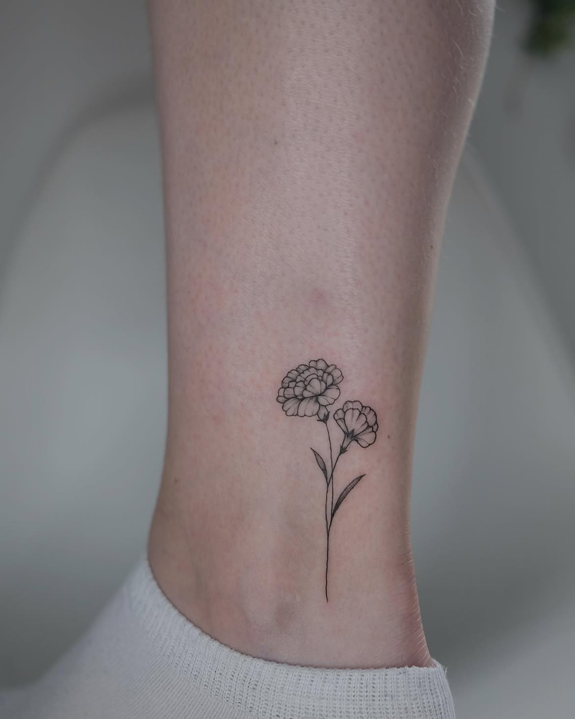28 Carnation Tattoo Ideas 2026: Delicate Florals, Fine Lines, and Rich Red Ink