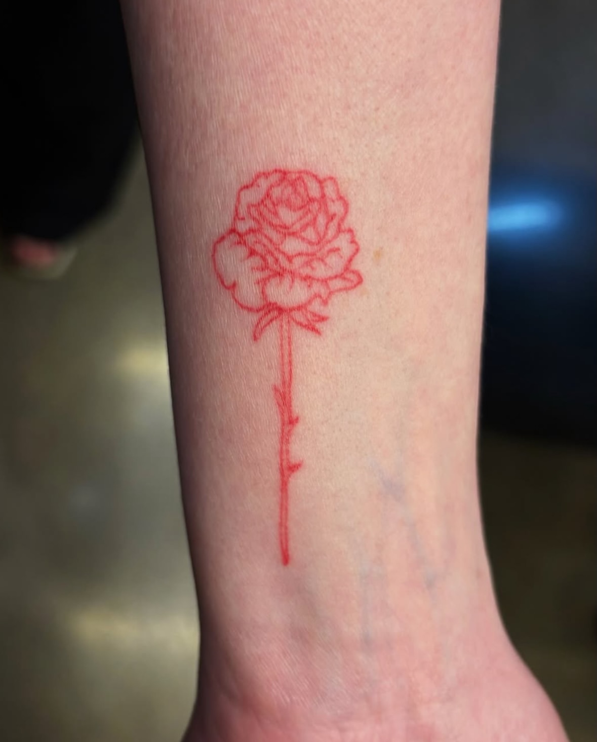 28 Red Ink Tattoo Ideas 2026: Fine Line Florals, Back Pieces and Feminine Designs