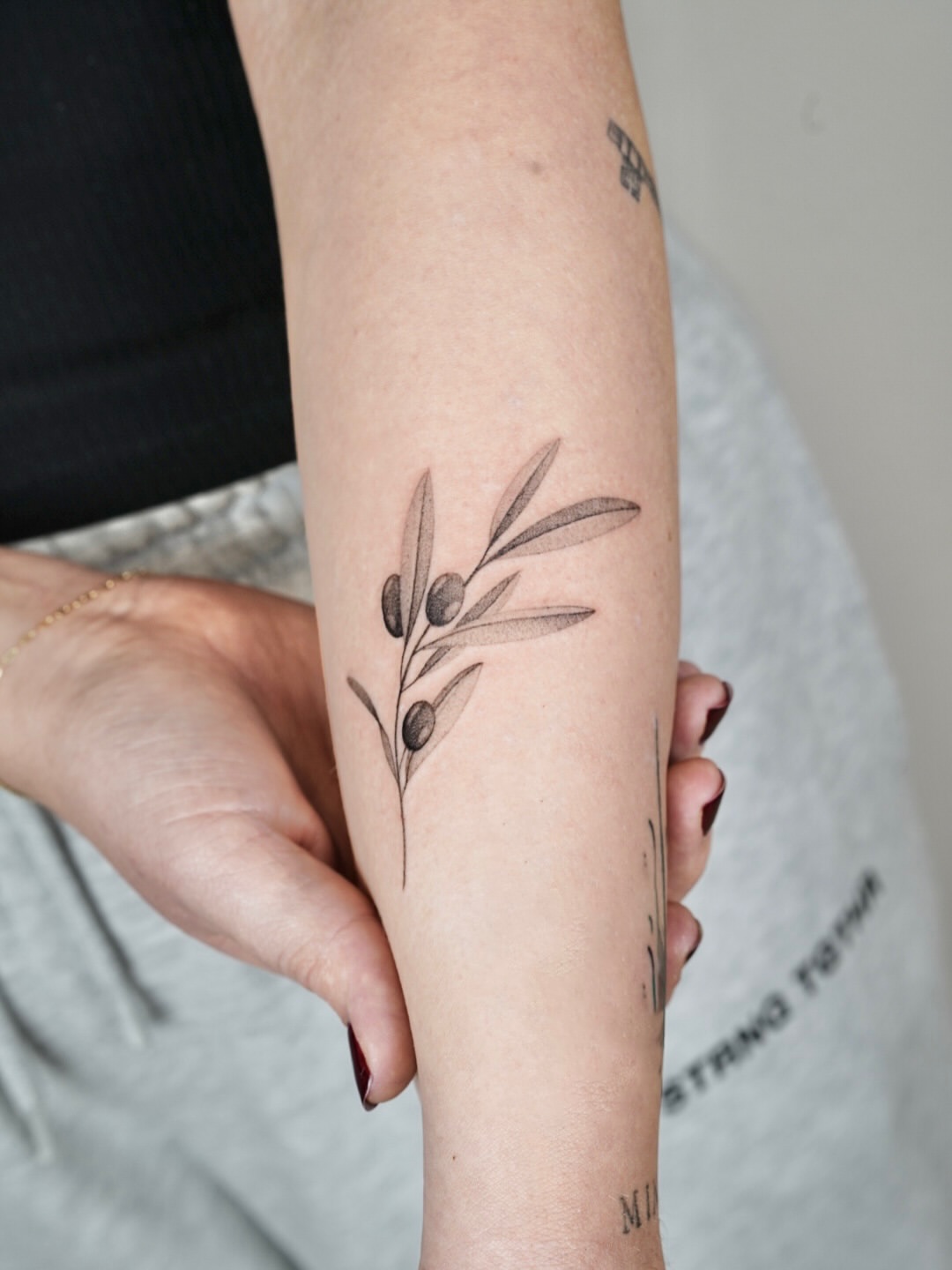 31 Olive Branch Tattoo Ideas 2026: Fine Line, Dainty and Meaningful Designs