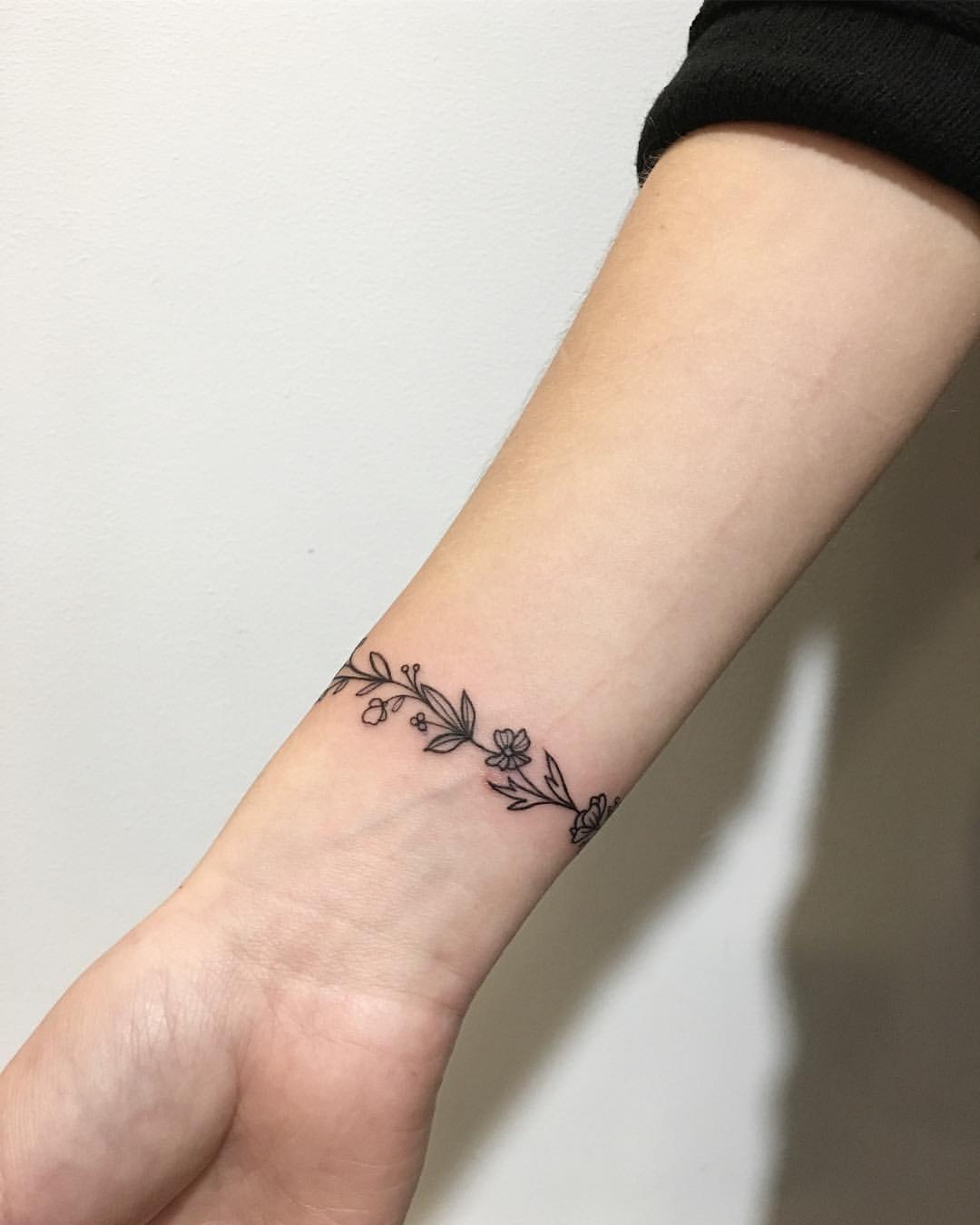 32 Wrist Tattoo Ideas 2026: Fine-Line, Floral and Wrap-Around Designs Worth Saving
