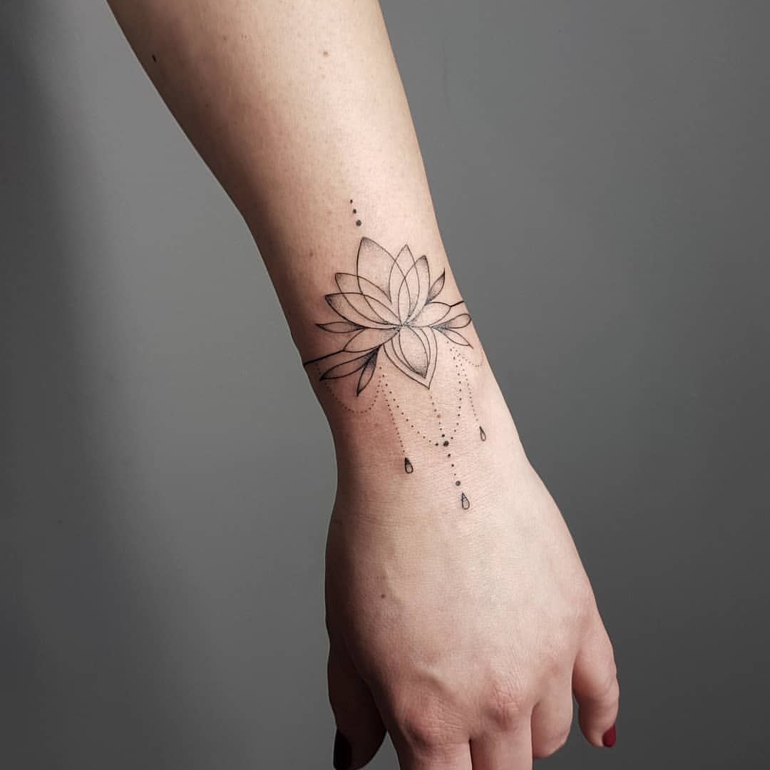 32 Wrist Tattoo Ideas 2026: Fine-Line, Floral and Wrap-Around Designs Worth Saving