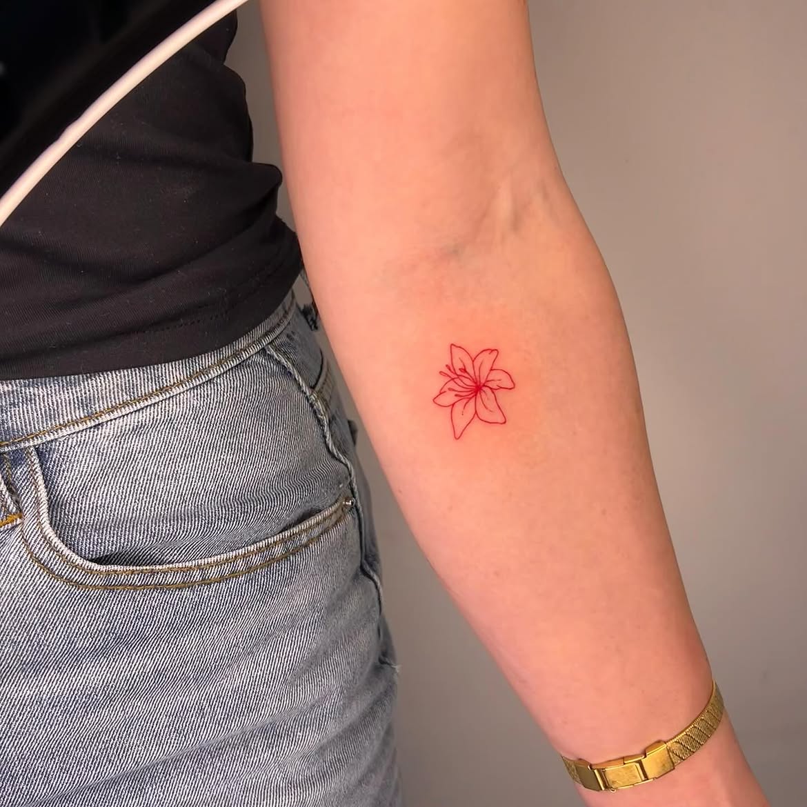 28 Red Ink Tattoo Ideas 2026: Fine Line Florals, Back Pieces and Feminine Designs