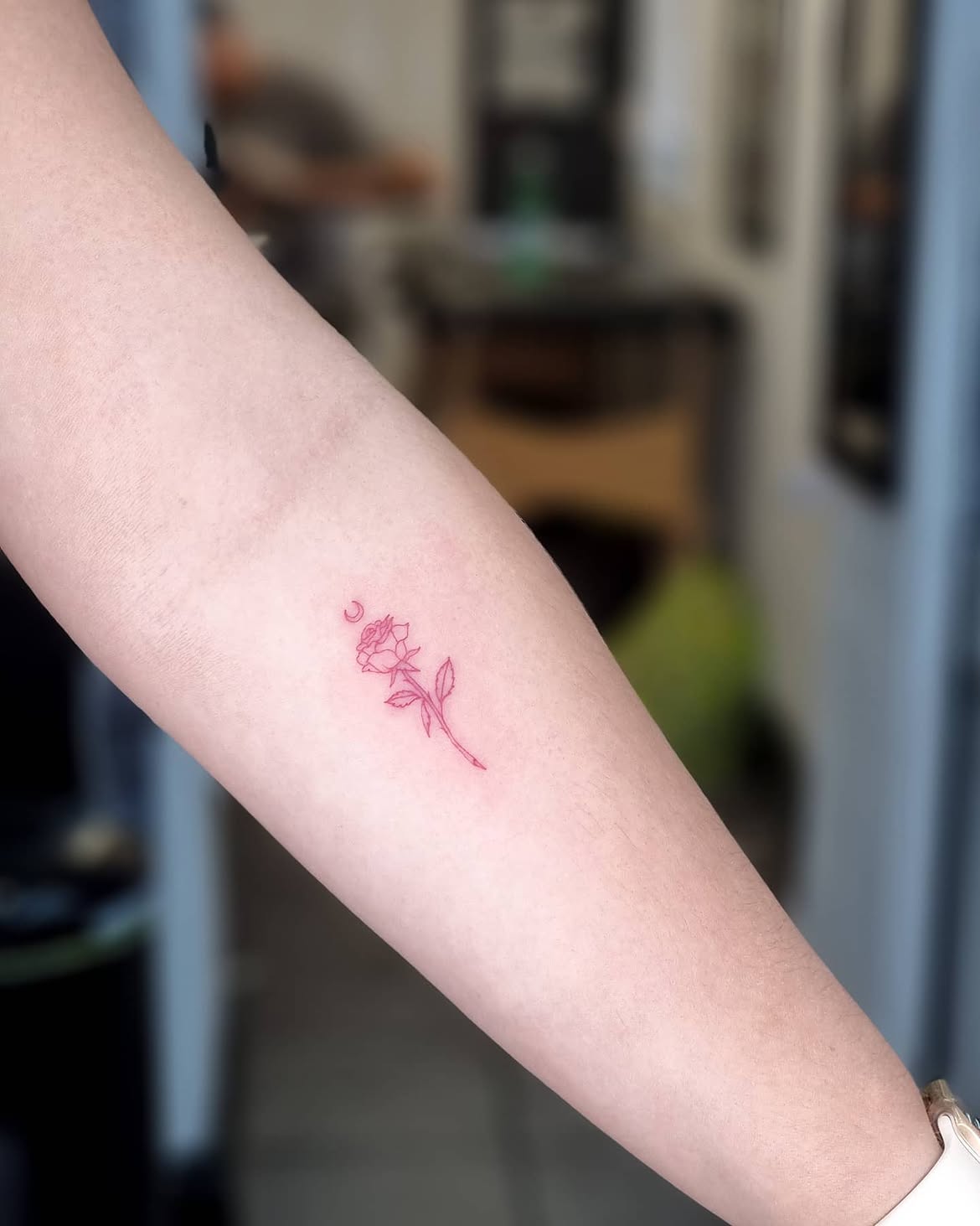 28 Red Ink Tattoo Ideas 2026: Fine Line Florals, Back Pieces and Feminine Designs