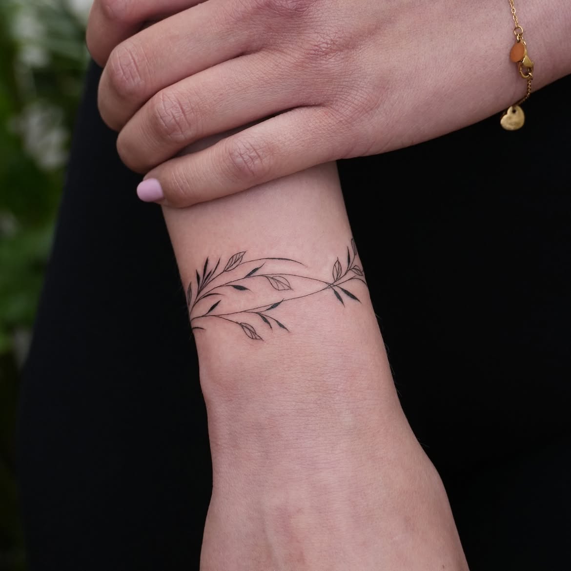 32 Wrist Tattoo Ideas 2026: Fine-Line, Floral and Wrap-Around Designs Worth Saving