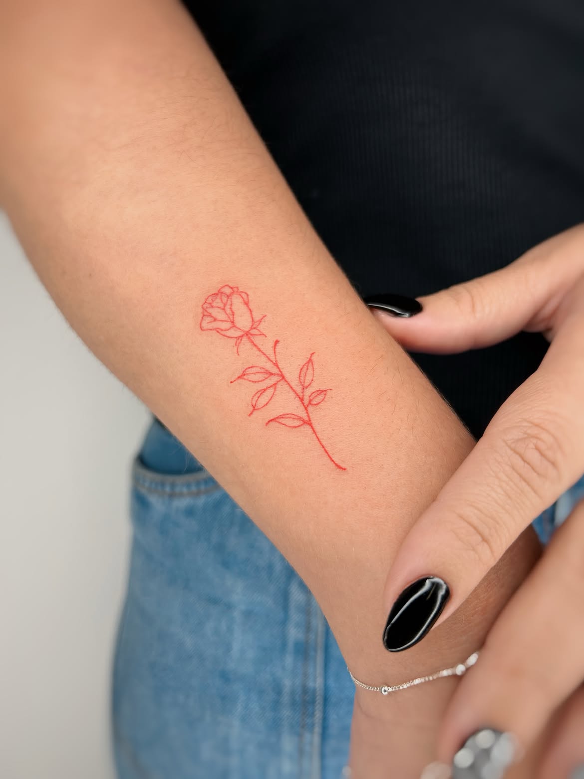 28 Red Ink Tattoo Ideas 2026: Fine Line Florals, Back Pieces and Feminine Designs