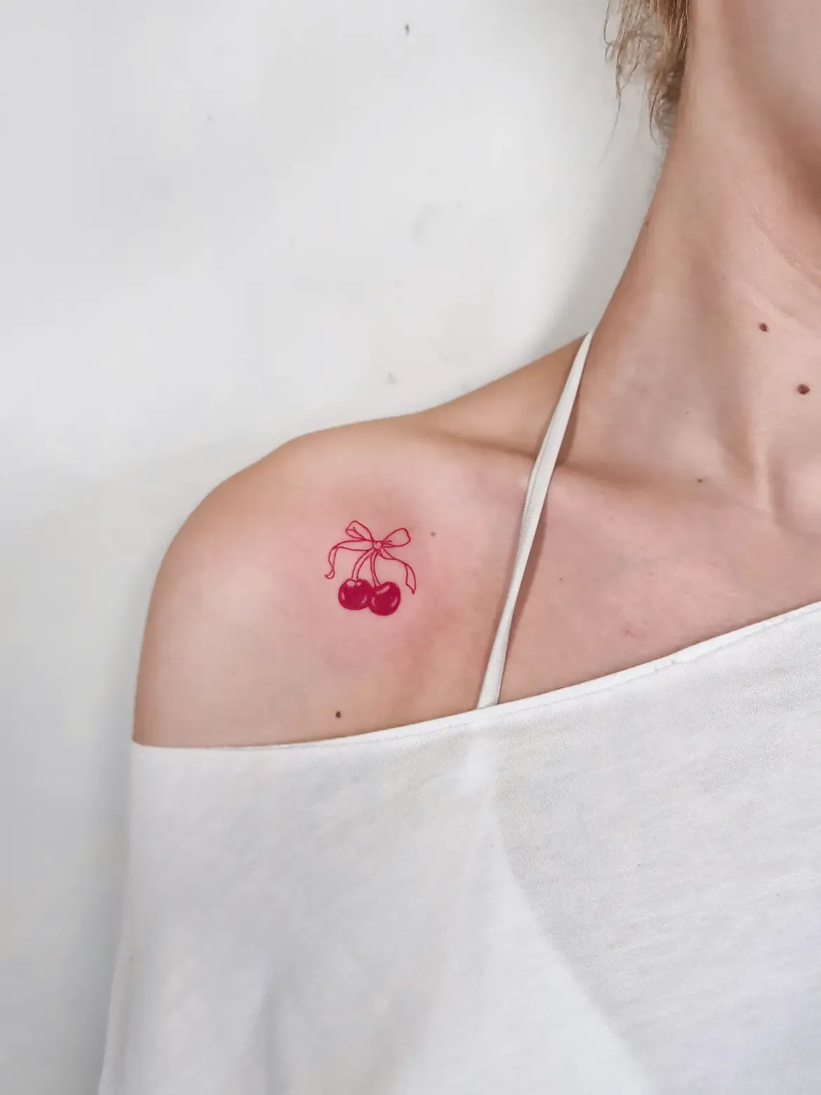 28 Red Ink Tattoo Ideas 2026: Fine Line Florals, Back Pieces and Feminine Designs