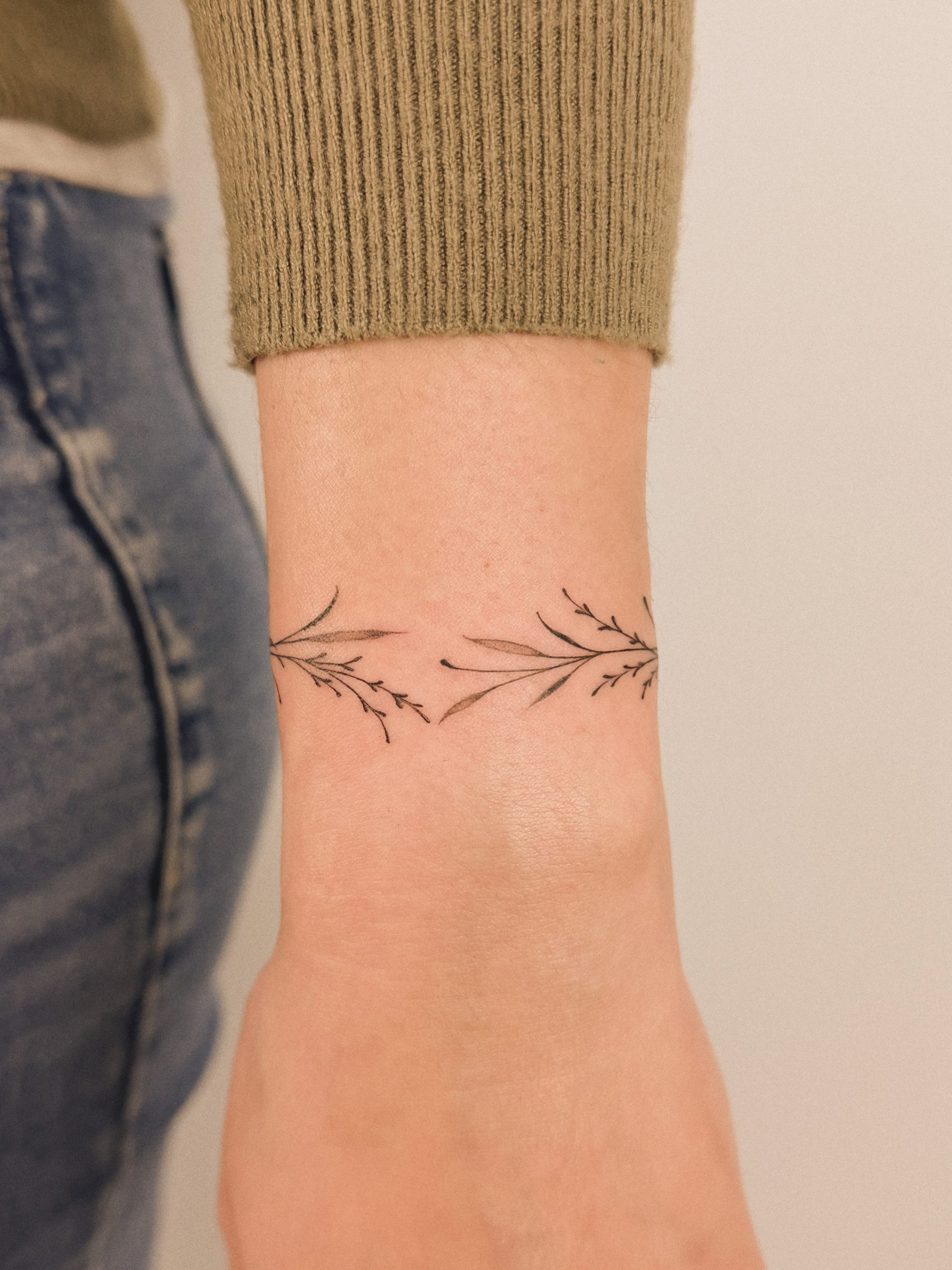 32 Wrist Tattoo Ideas 2026: Fine-Line, Floral and Wrap-Around Designs Worth Saving