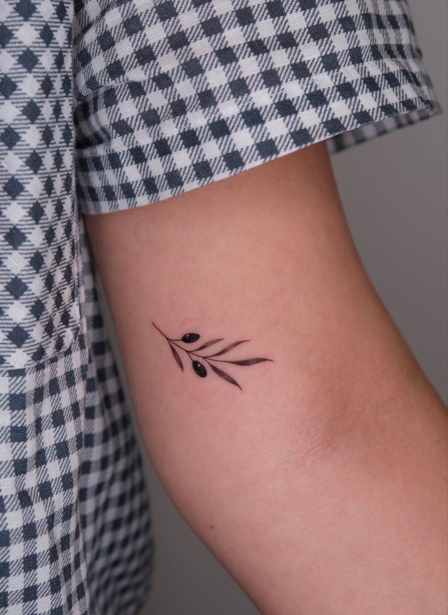 31 Olive Branch Tattoo Ideas 2026: Fine Line, Dainty and Meaningful Designs