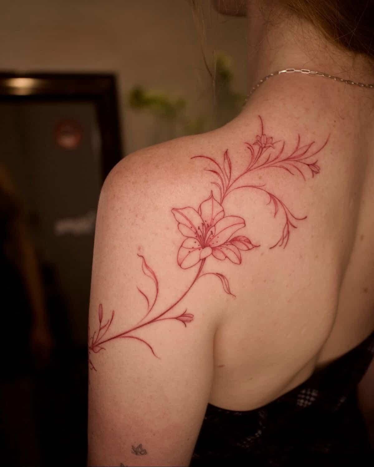 28 Red Ink Tattoo Ideas 2026: Fine Line Florals, Back Pieces and Feminine Designs