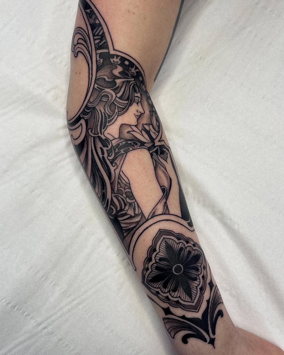 29 Art Nouveau Tattoo Ideas: Floral Lines, Decorative Frames, and Timeless Ornament