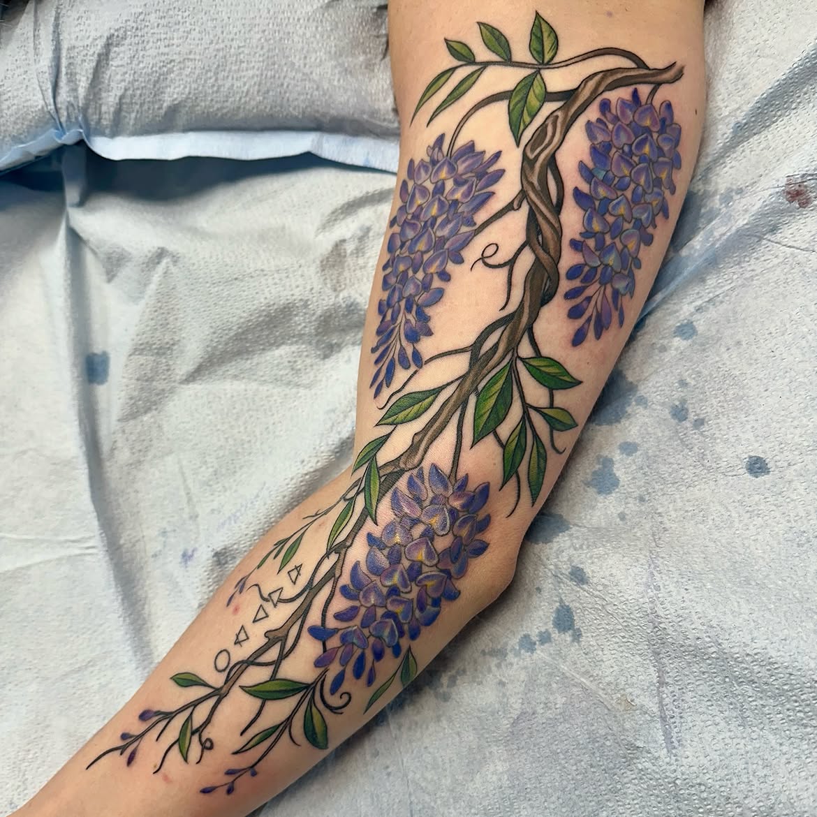 30 Beautiful Wisteria Tattoo Ideas That Capture the Romance of Nature
