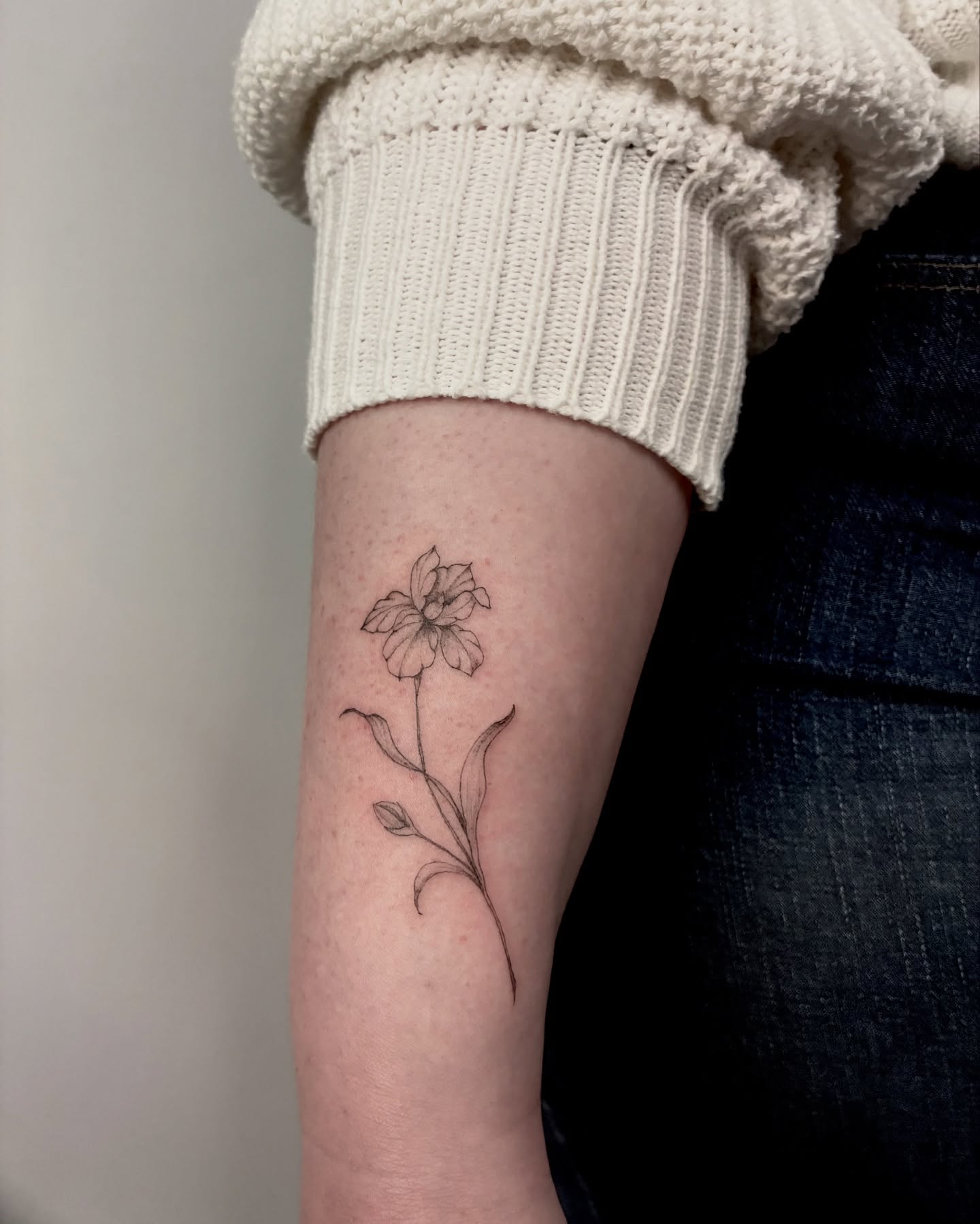 32 Iris Tattoo Ideas: Beautiful Floral Designs From Delicate Fine Line to Bold Color
