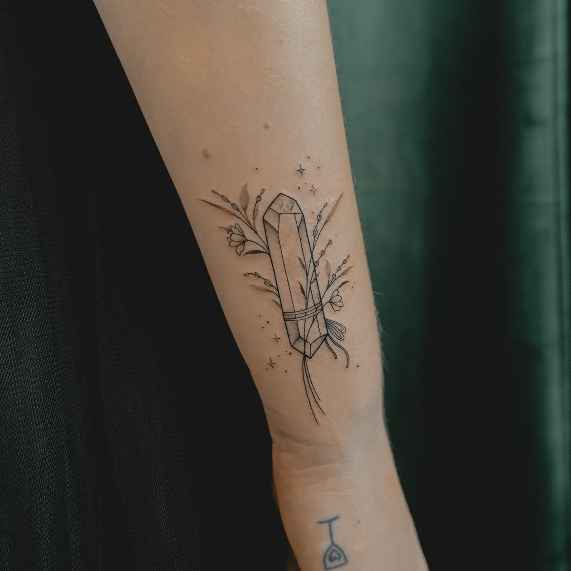 25 Crystal Tattoo Ideas: From Delicate Gemstones to Colorful Botanical Designs