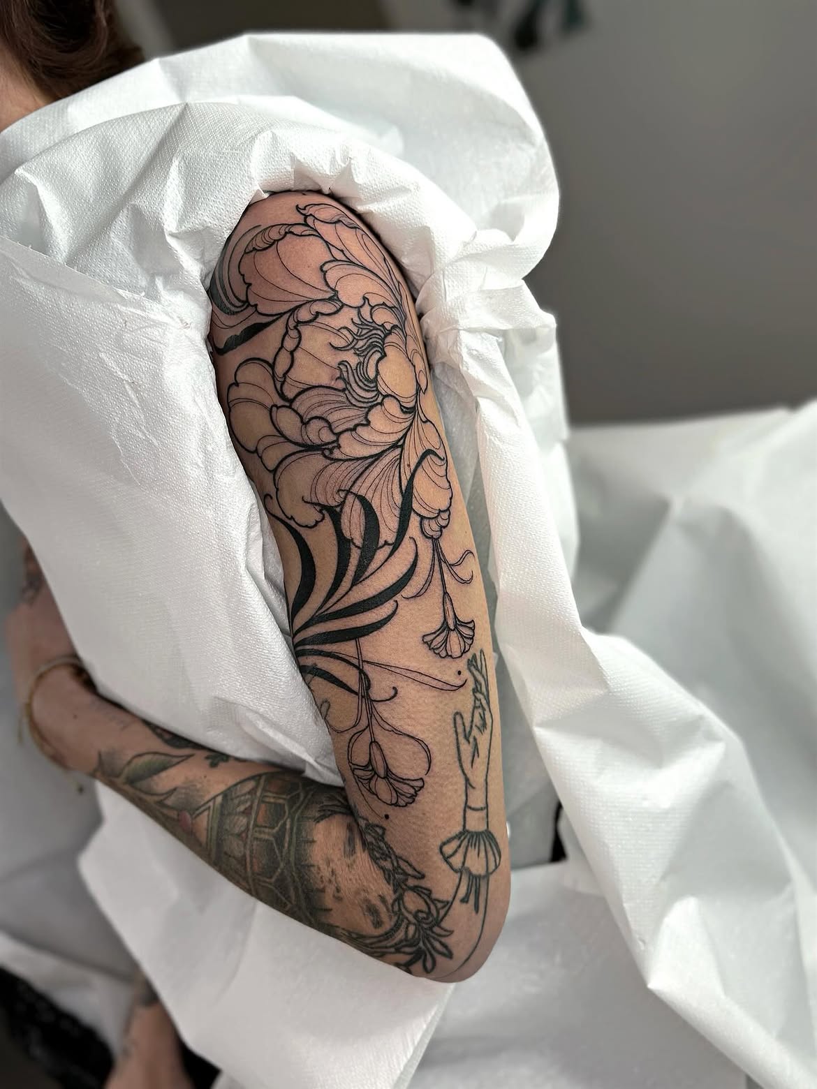 29 Art Nouveau Tattoo Ideas: Floral Lines, Decorative Frames, and Timeless Ornament