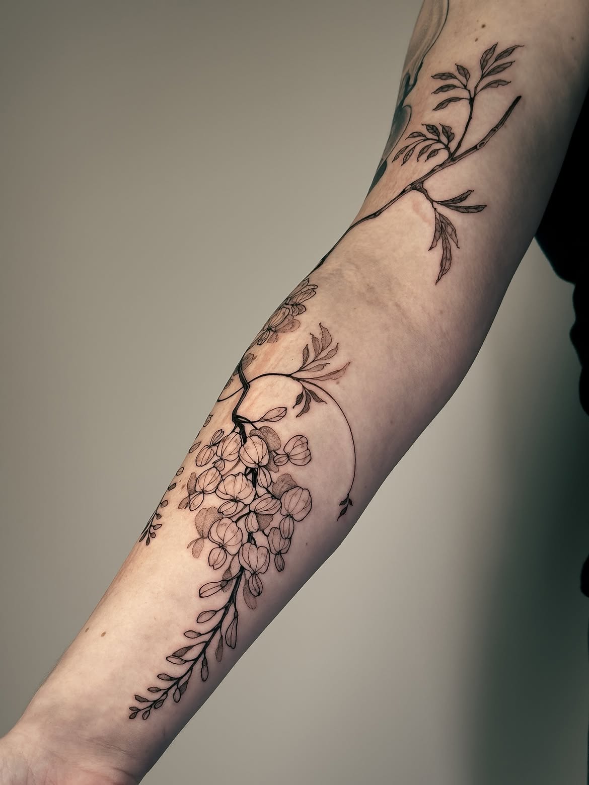 30 Beautiful Wisteria Tattoo Ideas That Capture the Romance of Nature