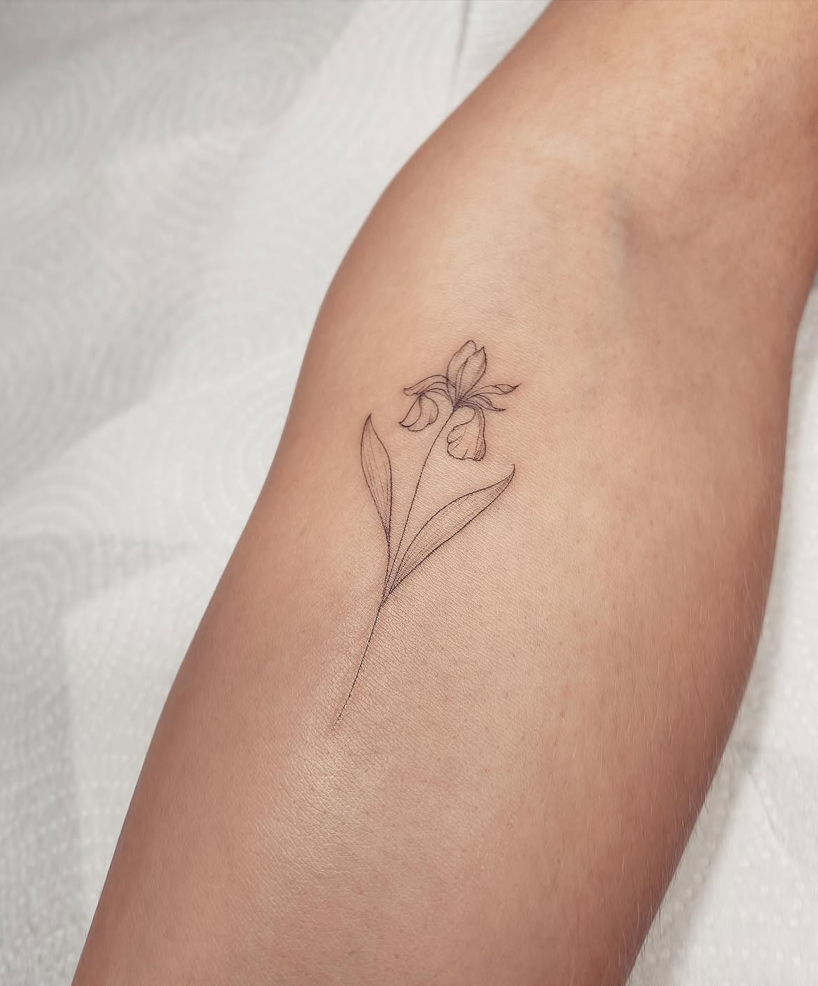 32 Iris Tattoo Ideas: Beautiful Floral Designs From Delicate Fine Line to Bold Color