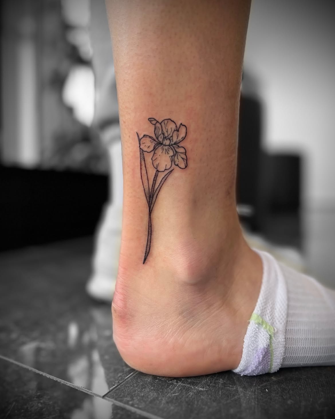 32 Iris Tattoo Ideas: Beautiful Floral Designs From Delicate Fine Line to Bold Color