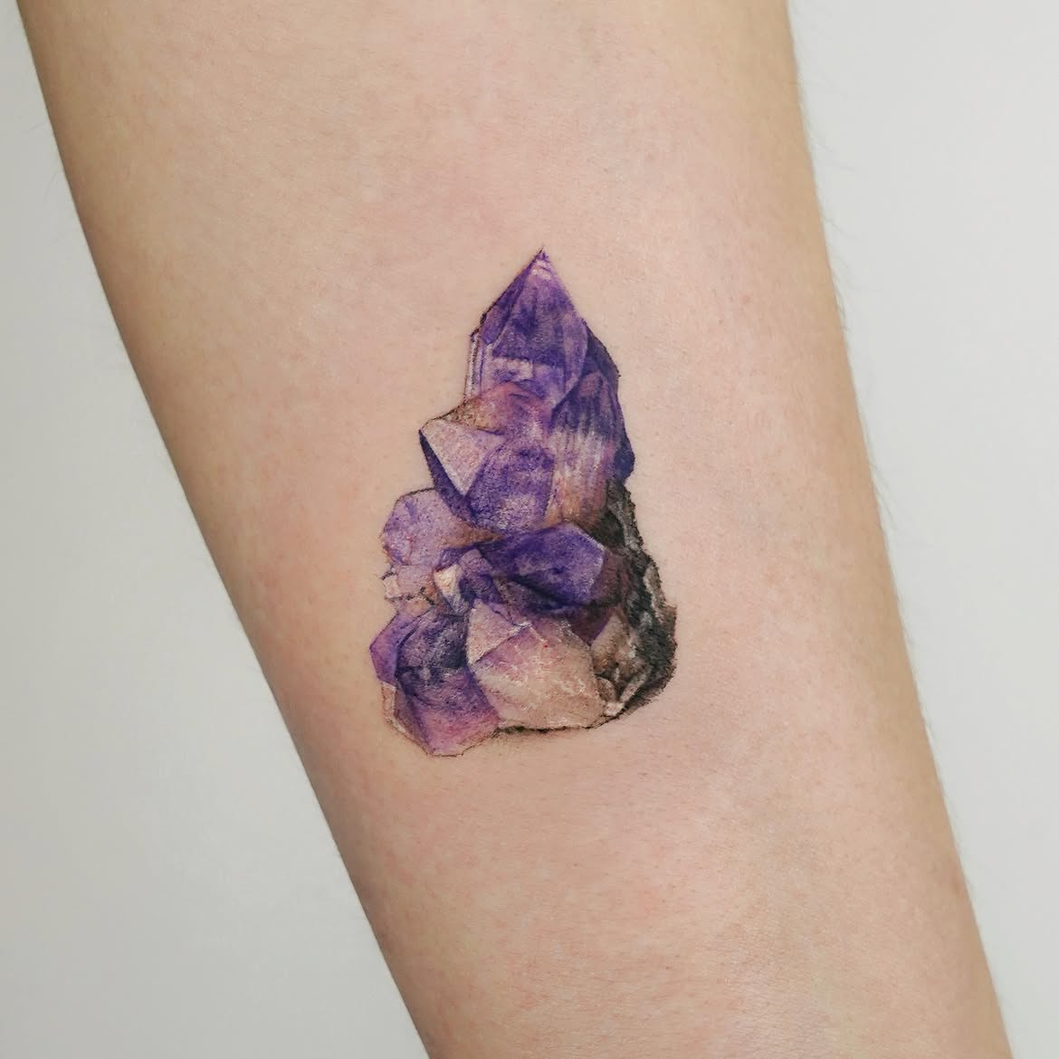 25 Crystal Tattoo Ideas: From Delicate Gemstones to Colorful Botanical Designs