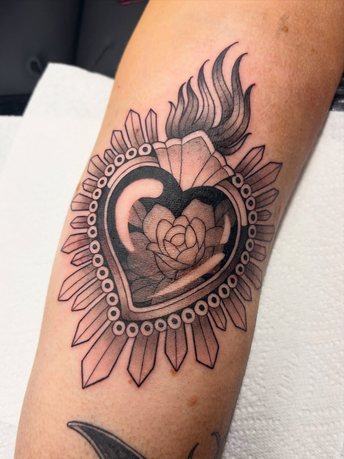 28 Sacred Heart Tattoo Ideas: From Delicate Fine Line Designs to Bold Traditional Ink
