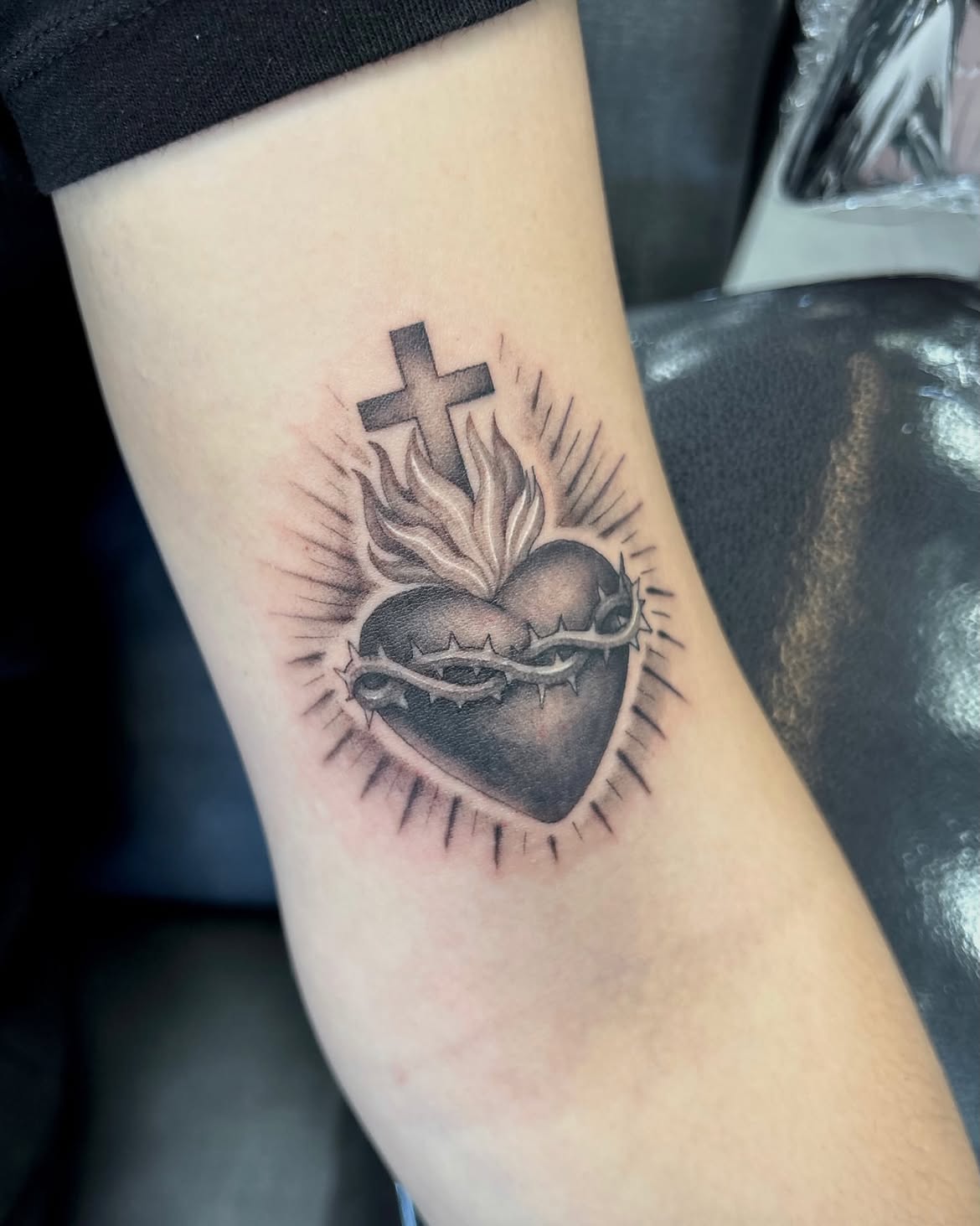 28 Sacred Heart Tattoo Ideas: From Delicate Fine Line Designs to Bold Traditional Ink