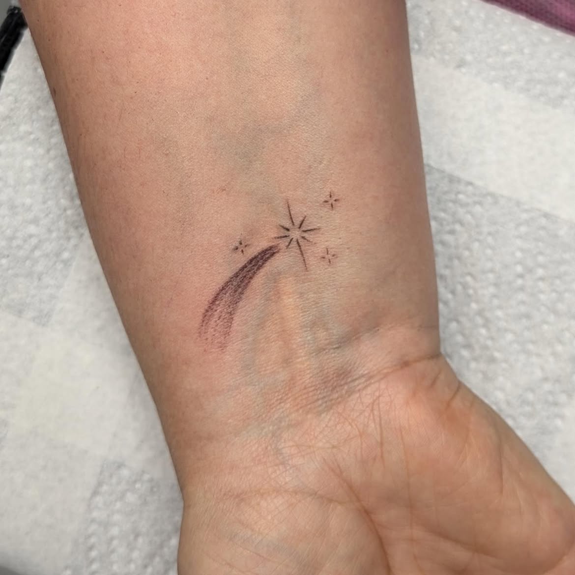 27 Shooting Star Tattoo Ideas: Delicate Designs That Capture Movement, Hope, and Wonder