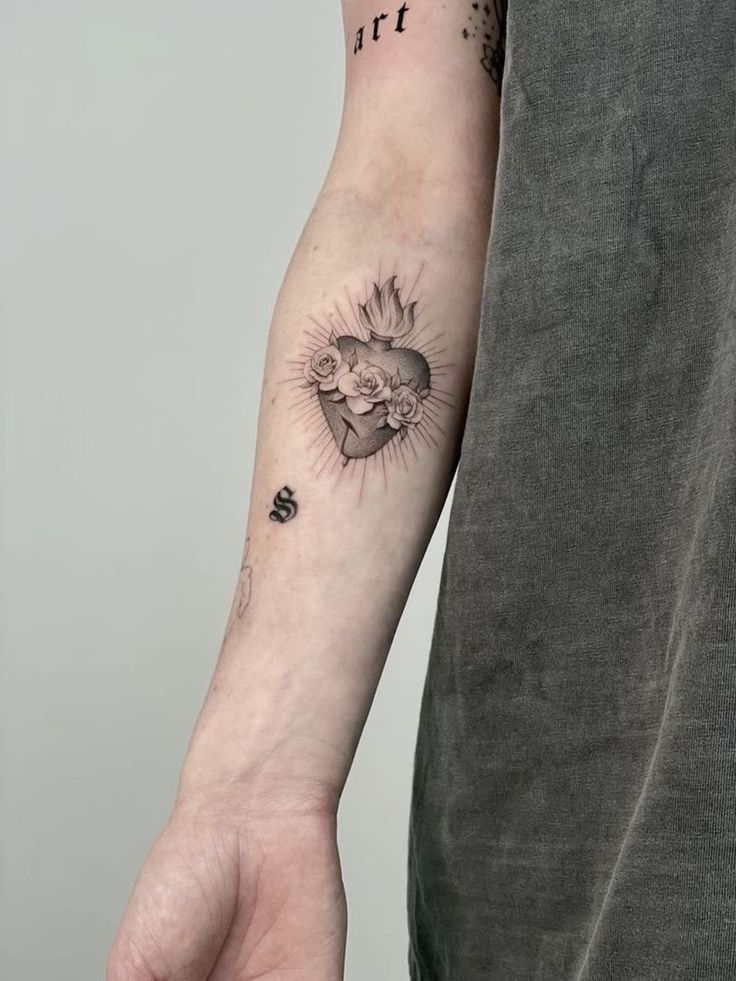 28 Sacred Heart Tattoo Ideas: From Delicate Fine Line Designs to Bold Traditional Ink