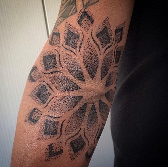 27 Dotwork Tattoo Ideas: From Delicate Stippling to Bold Geometric Mandalas